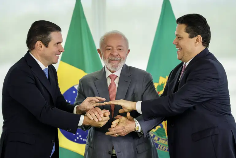 Hugo Motta negocia com Lula perdão para condenados pelo 8 de janeiro para pacificar o país